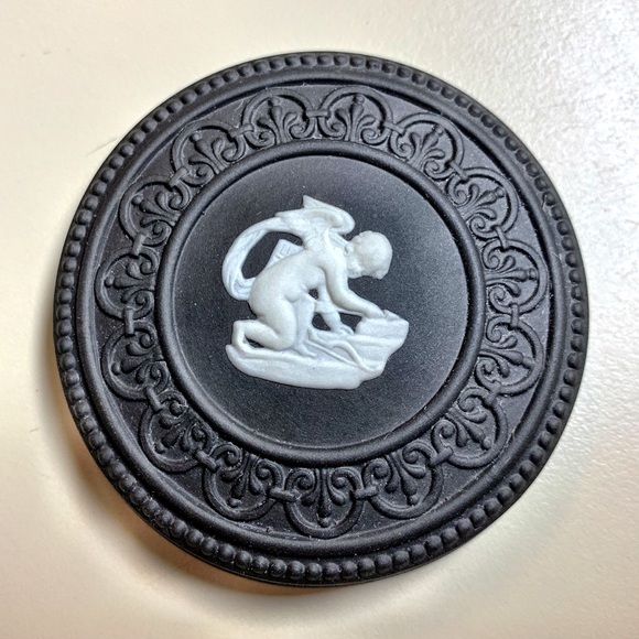 Black Basalt Wedgwood Cherub Bisque Round Box - Picture 4 of 7